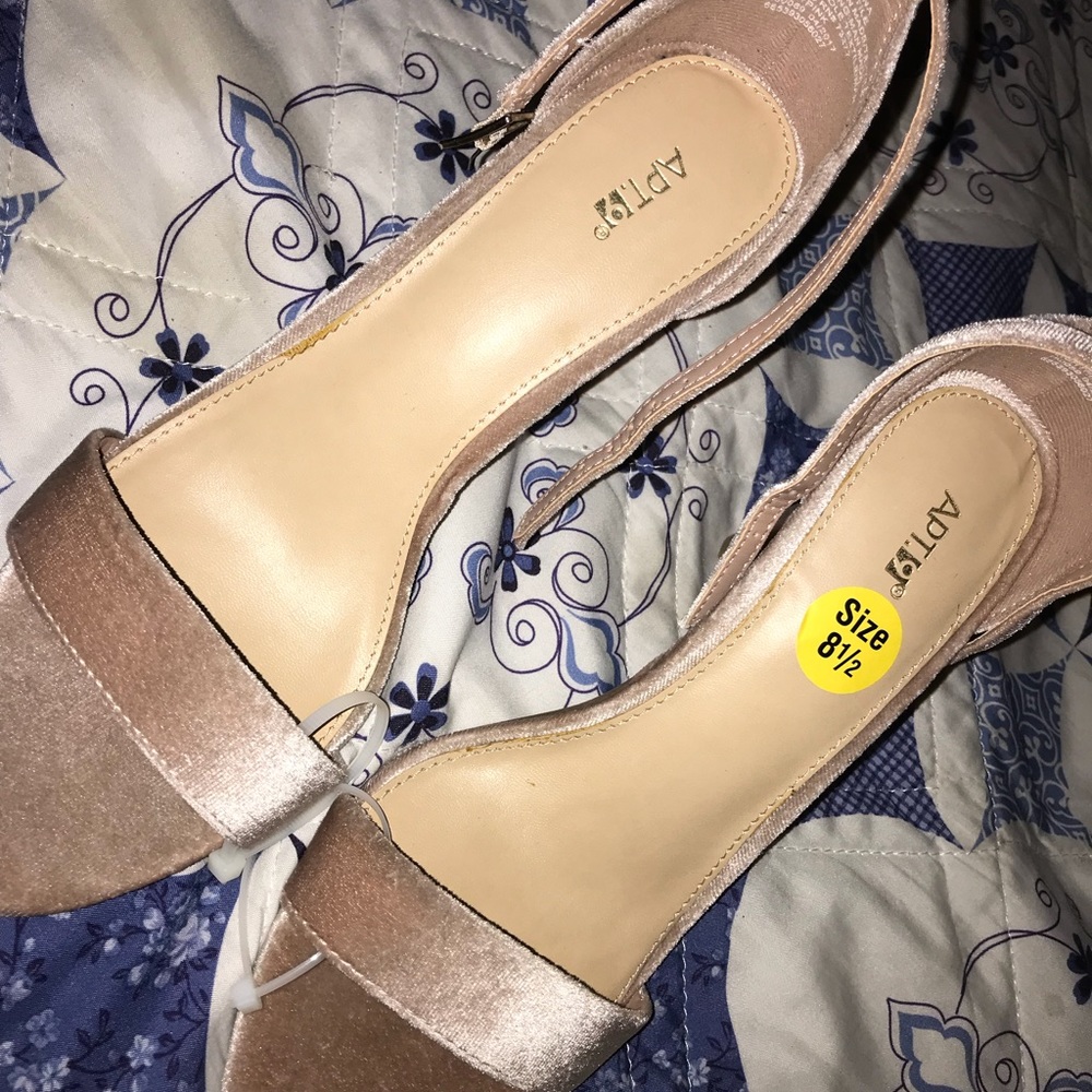 apt 9 heels - Picture 3 of 5